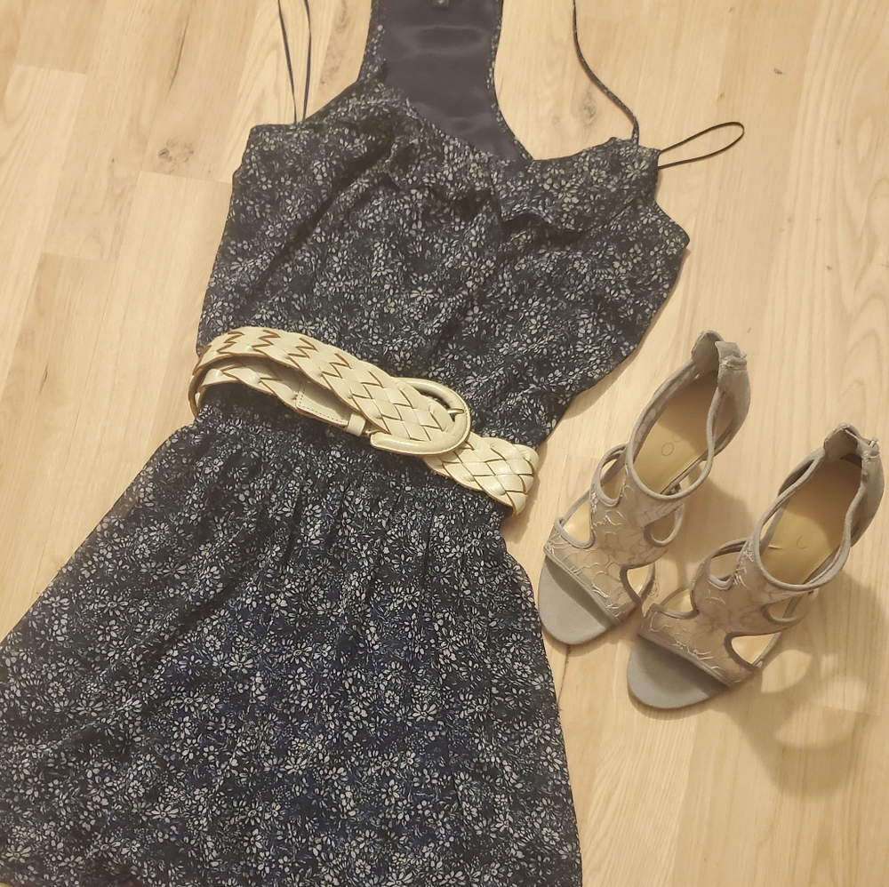 Adorable lightly floral Express dress!